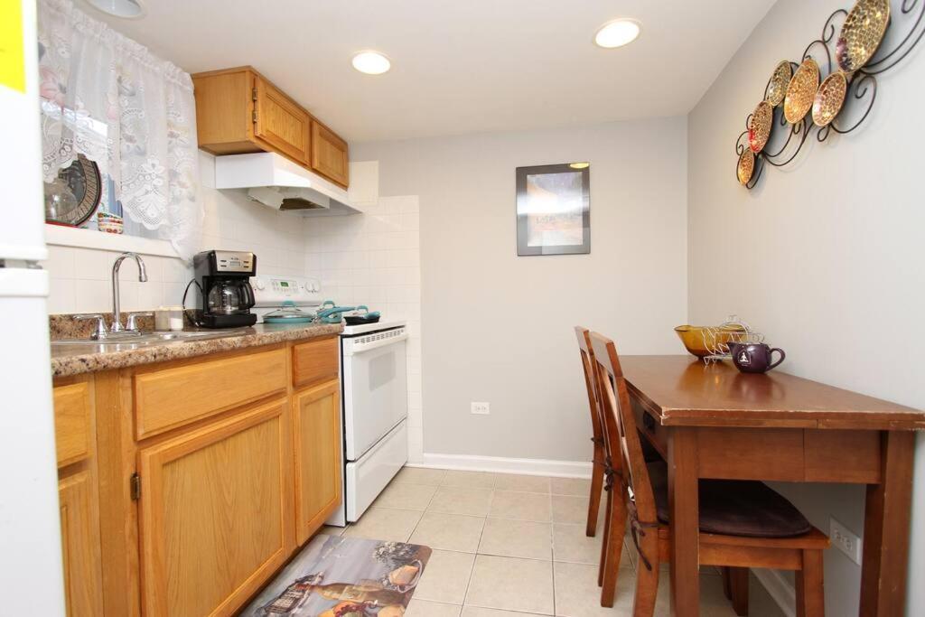 15 Min Ohare/rivers Casino/downtown & Parking1 Apartment